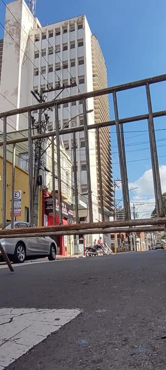 Foto 15 de 16 — Com protesto marcado, rua no entorno da prefeitura é fechada em Araraquara